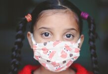 Na czym polega zapewnienie odpowiedniego poziomu bezpieczeństwa w systemach teleinformatycznych?