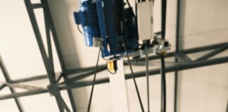 Czy w podnośniku koszowym trzeba mieć szelki