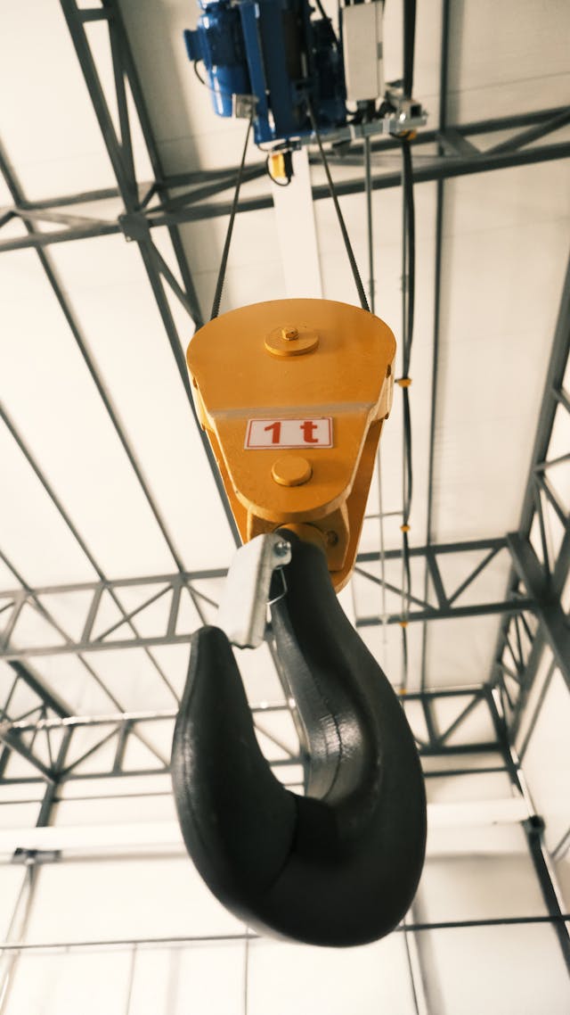 pexels-cmrcn-29224558 Czy w podnośniku koszowym trzeba mieć szelki